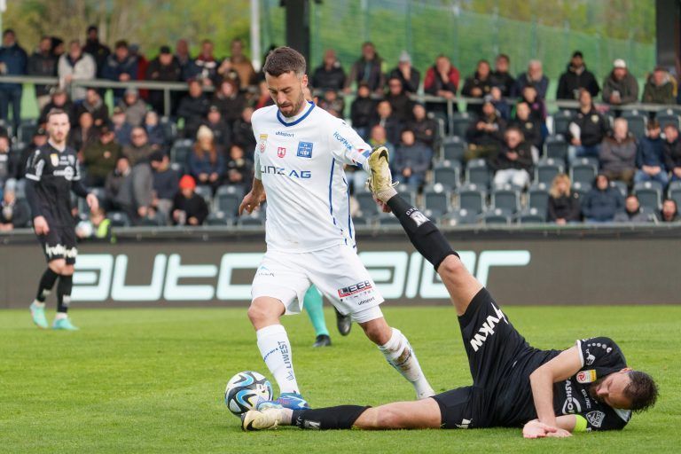 ABD0140_20240420 – ALTACH –
STERREICH: v.l. Fabio Strauss (Linz) gegen Atdhe Nuhiu (Altach) am Samstag, 20. April 2024, anl. der Begegnung in der Qualifikationsgruppe zwischen Cashpoint SCR Altach und Blau-Wei§ Linz in Altach. – FOTO: APA/DIETMAR STIPLOVSEK