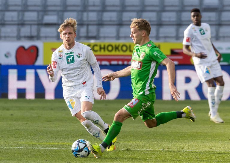 ABD0143_20240427 – INNSBRUCK –
STERREICH: v.l. Bror Blume (WSG Tirol), Fabian Gmeiner (Austria Lustenau) am Samstag, 27. April 2024, whrend der Admiral Bundesliga-Begegnung der Qualifikationsgruppe, 7. Runde, zwischen WSG Swarovski Tirol und SC Austria Lustenau in Innsbruck. – FOTO: APA/EXPA/JOHANN GRODER