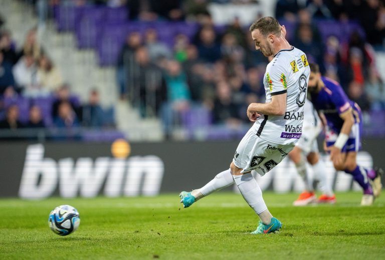 ABD0151_20240426 – WIEN –
STERREICH: Mike Baehre (SCR Altach) beim Elfmeter-Tor zum 1:1 am Freitag, 26. April 2024, whrend einer Admiral Bundesliga-Begegnung, Qualifikationsgruppe, 7. Runde zwischen FK Austria Wien und Cashpoint SCR Altach in Wien. – FOTO: APA/GEORG HOCHMUTH