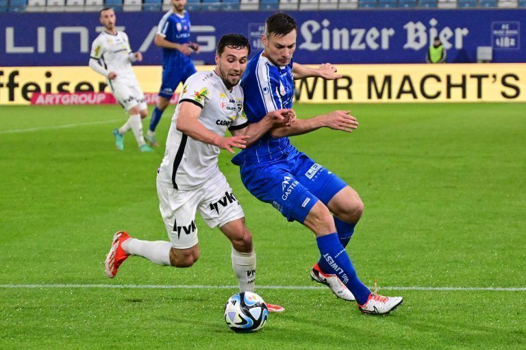 ABD0154_20240423 – LINZ –
STERREICH: v.l. Lukas Fadinger (Cashpoint SCR Altach), Manuel Maranda (FC Blau-Wei§ Linz) am Dienstag, 23. April 2024, whrend der Admiral Bundesliga-Begegnung der Qualifikationsgruppe, 6. Runde, zwischen FC Blau Wei§ Linz und Cashpoint SCR Altach in Linz. – FOTO: APA/EXPA/REINHARD EISENBAUER