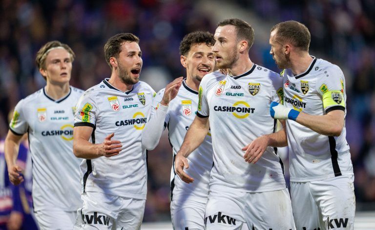 ABD0154_20240426 – WIEN –
STERREICH: Mike Baehre (SCR Altach, 2.v.r.) jubelt mit dem Team nach seinem Elfmeter-Tor zum 1:1 am Freitag, 26. April 2024, whrend einer Admiral Bundesliga-Begegnung, Qualifikationsgruppe, 7. Runde zwischen FK Austria Wien und Cashpoint SCR Altach in Wien. – FOTO: APA/GEORG HOCHMUTH