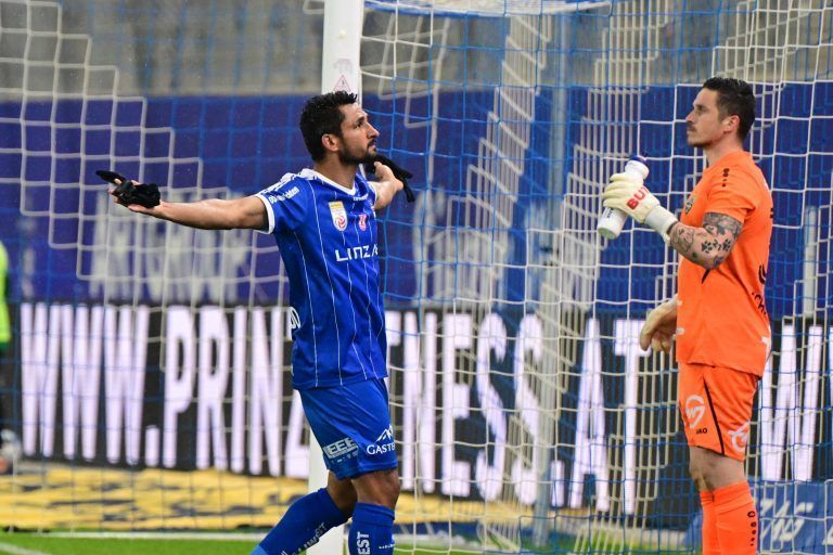 ABD0157_20240423 – LINZ –
STERREICH: v.l. Torschtze zum 1 zu 1 Ronivaldo Bernardo Sales (FC Blau-Wei§ Linz), Tormann Tobias Schtzenauer (Cashpoint SCR Altach) am Dienstag, 23. April 2024, whrend der Admiral Bundesliga-Begegnung der Qualifikationsgruppe, 6. Runde, zwischen FC Blau Wei§ Linz und Cashpoint SCR Altach in Linz. – FOTO: APA/EXPA/REINHARD EISENBAUER
