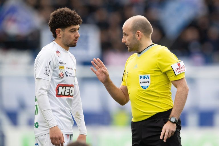 ABD0264_20240316 – LINZ –
STERREICH: v.l. Ben Justus Bobzien (SC Austria Lustenau), Schiedsrichter Walter Altmann am Samstag, 16. Mrz 2024, whrend der Admiral Bundesliga-Begegnung, 1. Runde, zwischen FC Blau Wei§ Linz und SC Austria Lustenau in Linz. – FOTO: APA/EXPA/REINHARD EISENBAUER