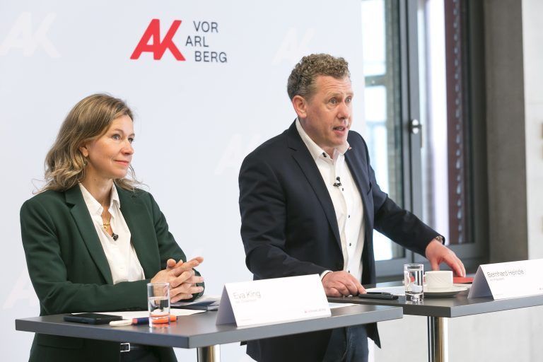 Feldkirch am 30.4.2024 AK Arbeiterkammer Vorarlberg Pressekonferenz Standort-Rating 2024: Wer gute Fachkraefte braucht, muss gute Arbeitsbedingungen bieten. Am Podium AK Praesident Bernhard Heinzle und Direktorin Eva King