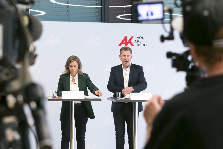 Feldkirch am 30.4.2024 AK Arbeiterkammer Vorarlberg Pressekonferenz Standort-Rating 2024: Wer gute Fachkraefte braucht, muss gute Arbeitsbedingungen bieten. Am Podium AK Praesident Bernhard Heinzle und Direktorin Eva King