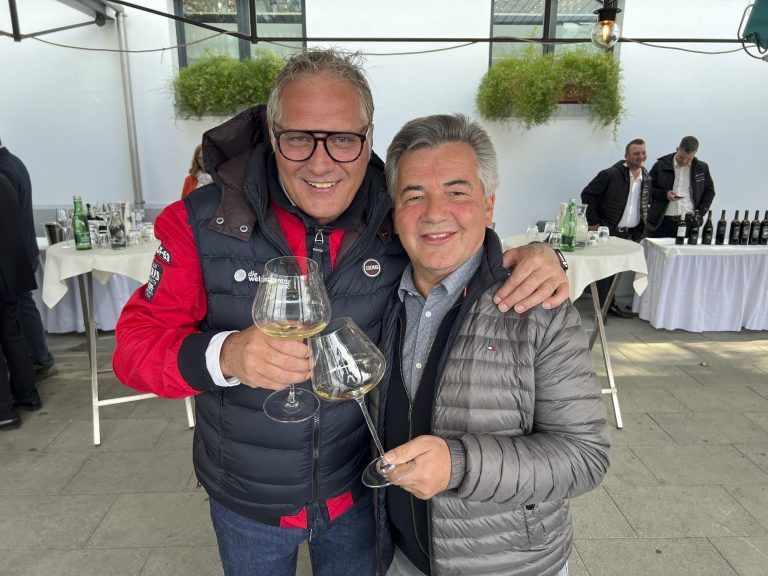 Als Gast im eigenen Haus: Martin Berthold (r) mit Hanno Kleinbrod