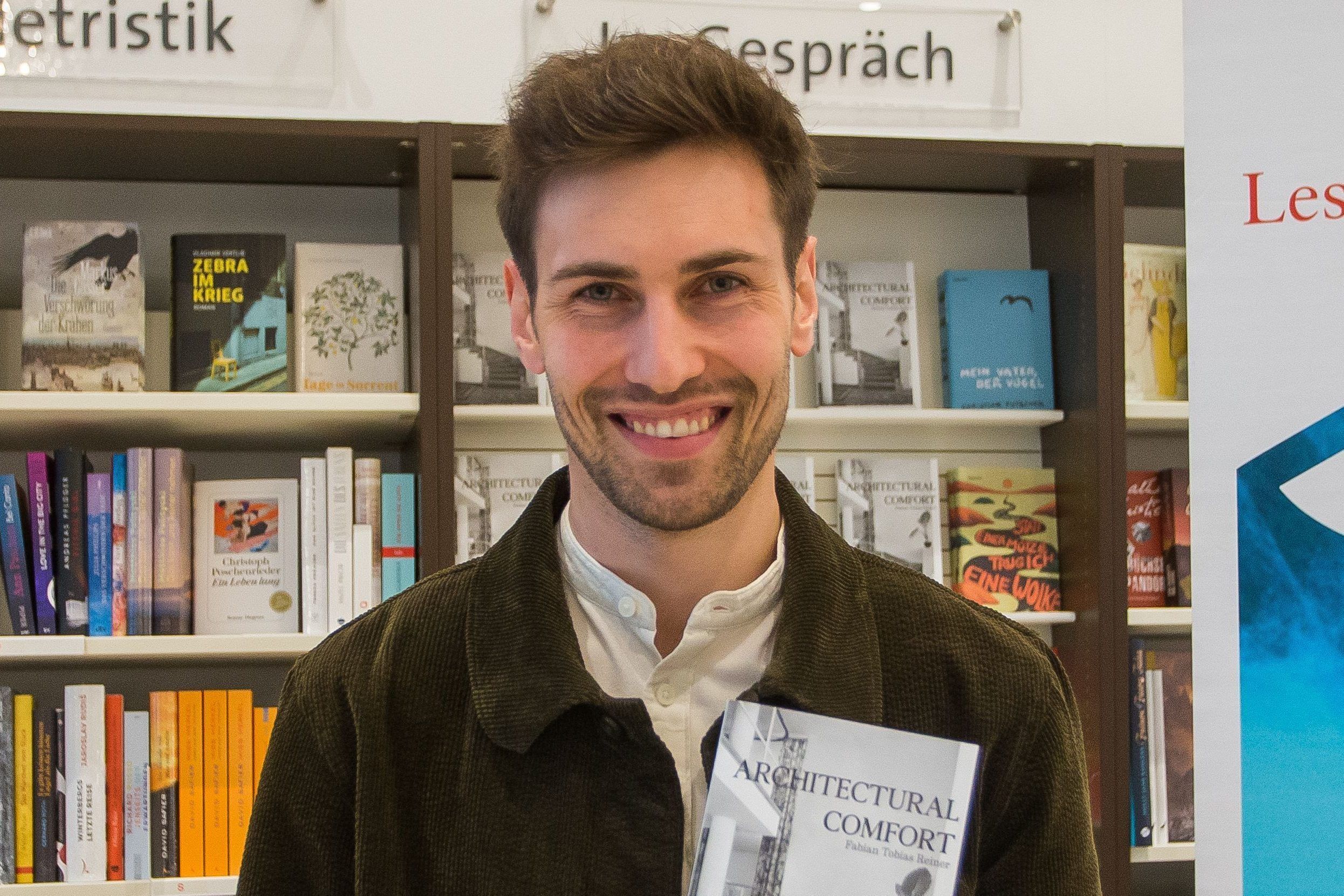 Buchhandlung Brunner: Bitte ein Foto von Autor Fabian Reiner samt seinem Buch vor Beginn der offiziellen Buchpräsentation