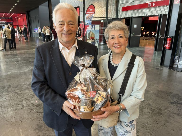 Bernd und Burgl Fenkart überreichten ein Geburtstagsgeschenk