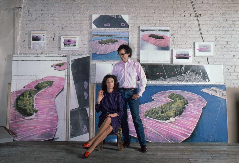 Christo_und_Jeanne-Claude_in_ihrem_Atelier_mit_Arbeiten_fuer_ihr_Projekt_Surrounded_Islands_New_York_City__c__1981_Christo_and_Jeanne-Claude_Foundation_Foto_