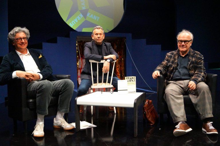 Jürgen Thaler, Hubert Dragaschnig und Michael Köhlmeier im Theater Kosmos - © Yasmin Ritter