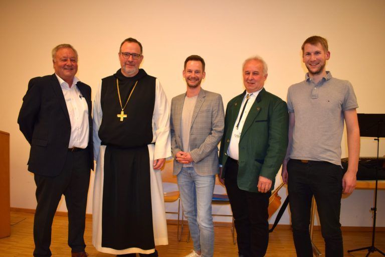 Dr. Markus Hämmerle, Abt Vinzenz Wohlwend, Bgm. Philipp Fasser, Friedrich Vögel und Mathias Willam zeichneten für den interessanten Abend verantwortlich. - © ME