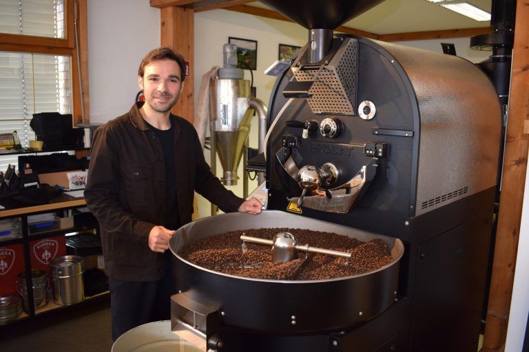 Mit Präzision und Hingabe röstet Andrea Trevisan seinen Kaffee. - © ME