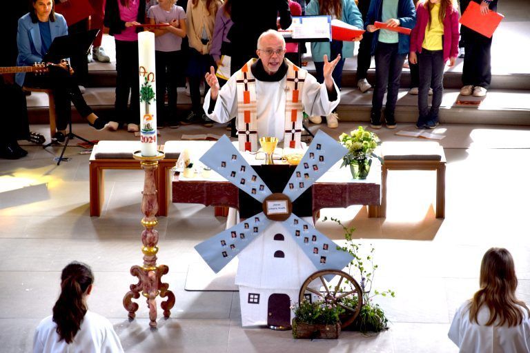 Erstkommunionfeier in der Pfarrkirche Nüziders mit dem Leiter des Seelsorgeraumes Bludenz, Pater Guido Kobiec, und dem Mädchenchor der Pfarrgemeinde