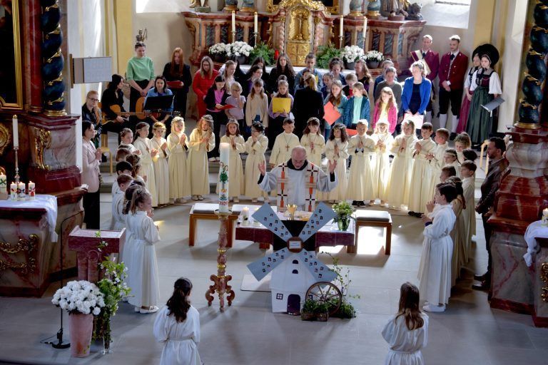 Erstkommunionfeier in der Pfarrkirche Nüziders mit dem Leiter des Seelsorgeraumes Bludenz, Pater Guido Kobiec, und dem Mädchenchor der Pfarrgemeinde