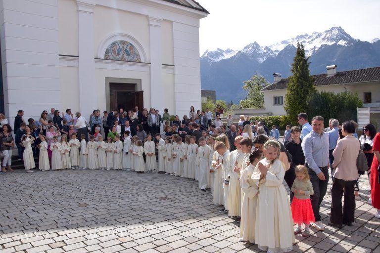 Erstkommunionfeier in der Pfarrkirche Nüziders mit dem Leiter des Seelsorgeraumes Bludenz, Pater Guido Kobiec, und dem Mädchenchor der Pfarrgemeinde