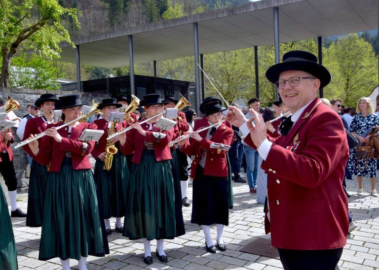 Sonnenberger Harmoniemusik Nüziders anlässlich ihrer Ausrückung am Tag der Erstkommunionfeier 2024 in der Pfarrgemeinde Nüziders
