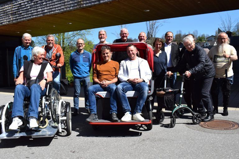 Freude über das gelungene Rikscha-Projekt: Sponsoren und Fahrer sowie Bewohner und Mitarbeiter des Sozialzentrums Egg. - © ME