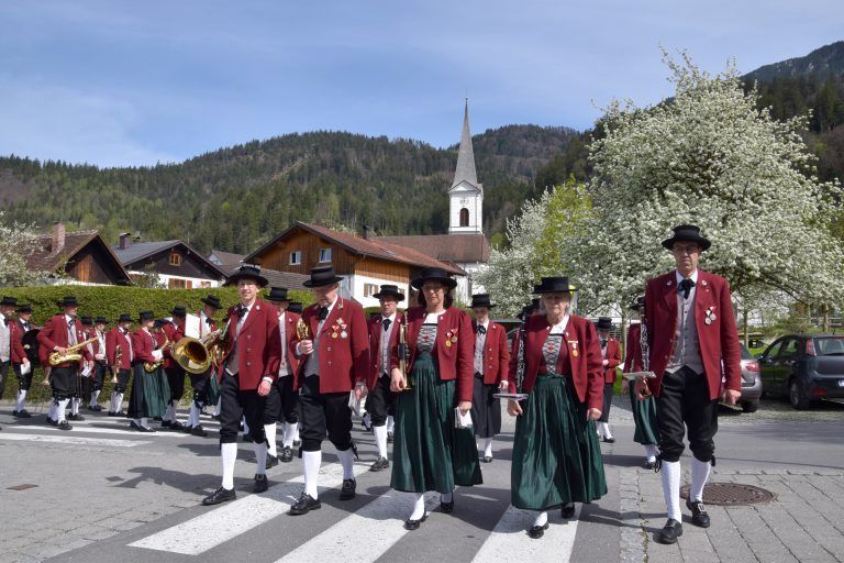 Sonnenberger Harmoniemusik Nüziders anlässlich ihrer Ausrückung am Tag der Erstkommunionfeier 2024 in der Pfarrgemeinde Nüziders