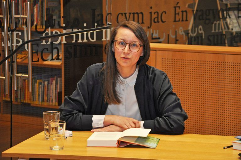 Johanna Sebauer hat einen amüsanten Roman darüber geschrieben, welche Freiheit im Nicht-bemerkt-Werden liegt. - © Laurence Feider