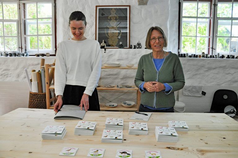 Die Künstlerin Bianca Tschaikner und die Grünen-Politikerin Juliane Alton haben das Tierbüchlein gemeinsam präsentiert. - © Laurence Feider