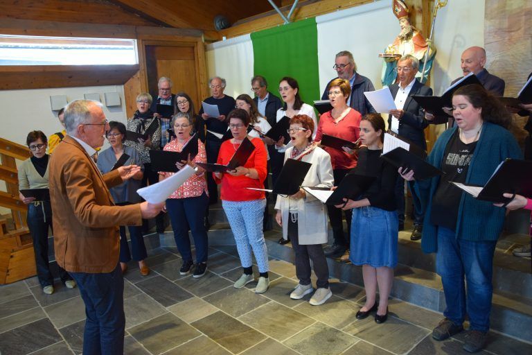 Messfeier mit Pfarrer Pater Adrian Buchtzik in der Neuen Pfarrkirche Lech; zu Gast ist der Kirchenchor Frastanz