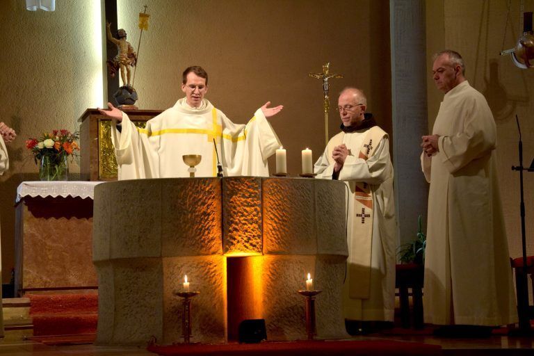 Gospelmesse mit der Gospel family unter der Leitung von Georg Anton Mathis in der Heilig-Kreuzkirche