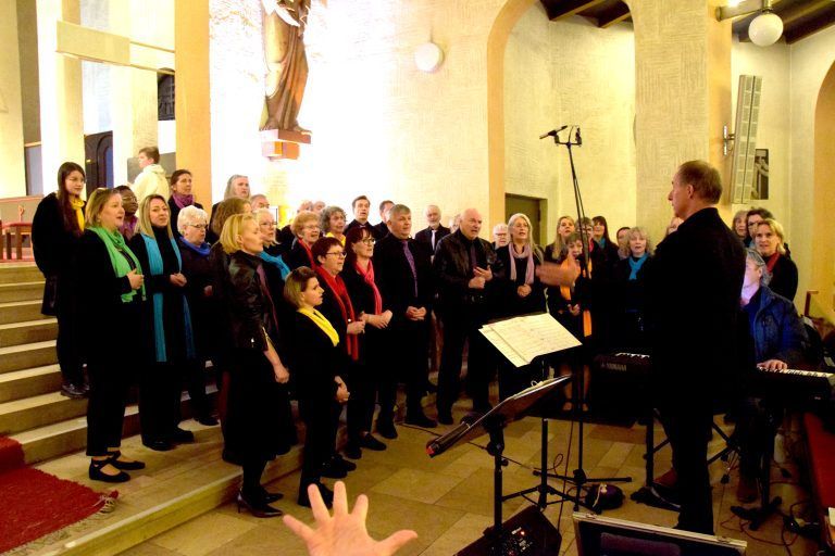 Gospelmesse mit der Gospel family unter der Leitung von Georg Anton Mathis in der Heilig-Kreuzkirche