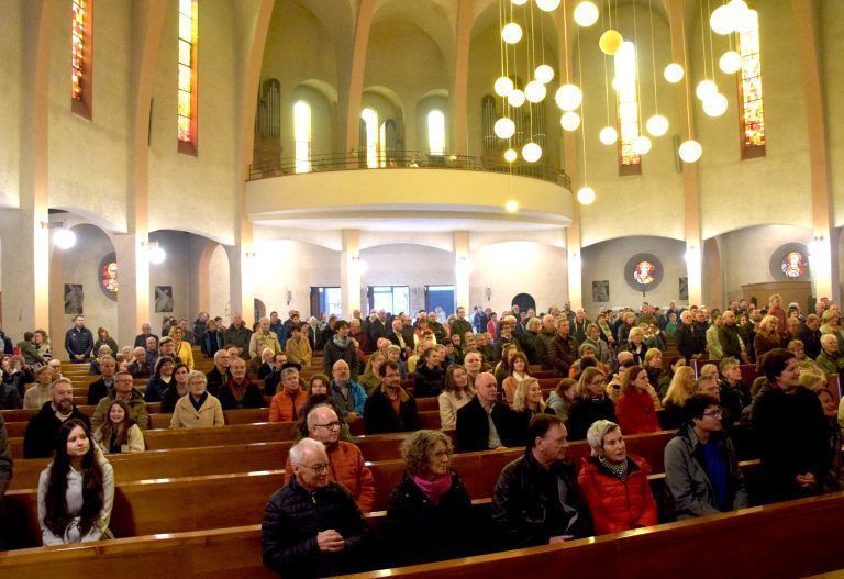 Gospelmesse mit der Gospel family unter der Leitung von Georg Anton Mathis in der Heilig-Kreuzkirche