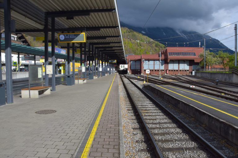 Montafonerbahn: Bahnhof Schruns (im Bild DSC_0901 8.JPG mit Tschaggunser Mittagspitze)