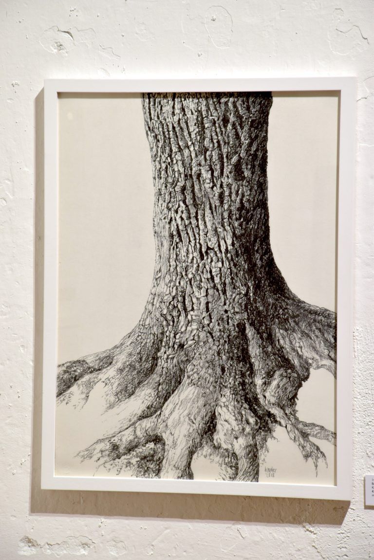 „Barfüßiger Nadelstreif“, Kohle (2018), Ausstellung mit Werken von Hugo Ender, Spinnsaal der Fabrik Klarenbrunn