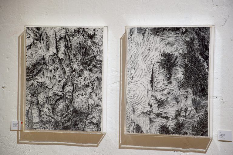Links „Lebenslustig“, Kohle (2024) und rechts „Gutgeformt“, Kohle (2023), Ausstellung mit Werken von Hugo Ender aus Götzis, Spinnsaal der Fabrik Klarenbrunn
