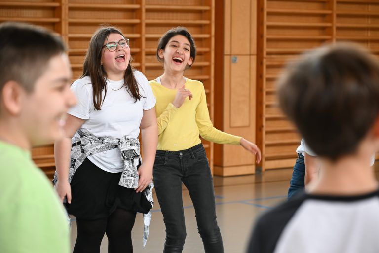 Wie bereitet sich ein Schauspieler auf seinen Auftritt vor? Die Schüler der 1a-Klasse lernten , auf was man als Schauspieler alles achten muss. - © bvs