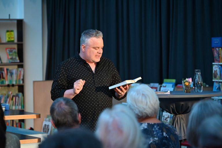 Autor und Schauspieler Peter Denlo las aus seinem Krimi "Zungentod" in der Bibliothek vor. Dazu kochte er live für sein Publikum. - © bvs