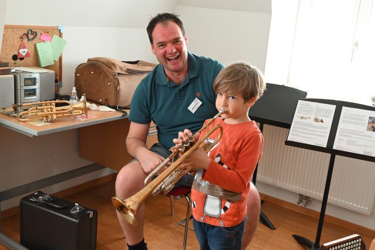 Die Rheintalische Musikschule öffnete am Samstag ihre Türen und ließ die interessierten Kinder in die Welt der verschiedenen Instrumente, den Gesang und des Tanzes hineinschnuppern. - © bvs
