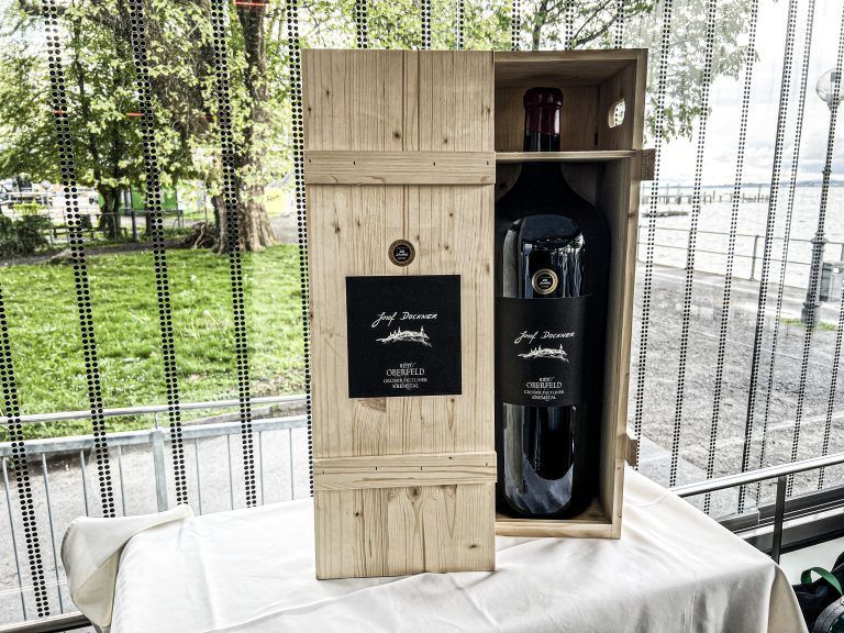 Der Taufwein ist ein Grüner Veltliner 2023 aus dem Rieder Oberfeld
