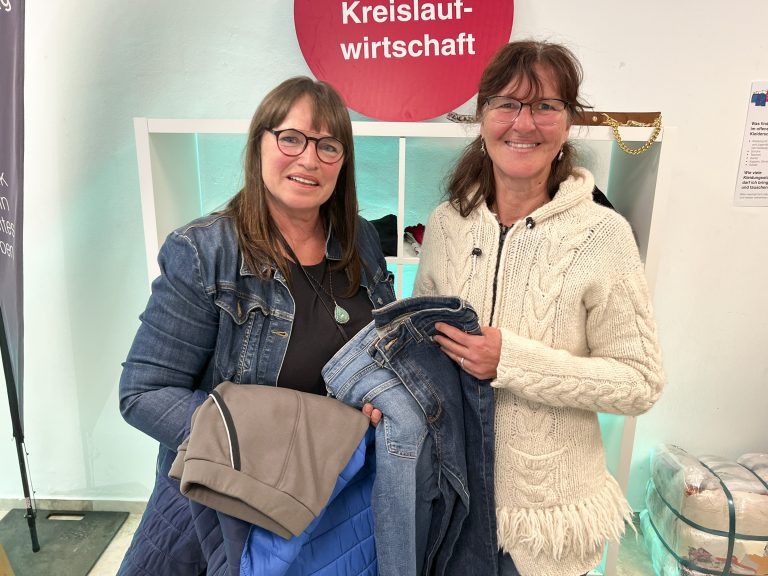 Doris Hämmerle und Sabine Meinhart brachten den Überschuß aus ihren Kästen