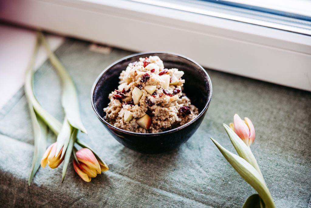 Gesunder Sattmacher: Hirse-Apfel-Bowl