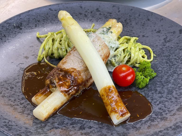 Ein Schmankerl des Abends: Ländle Kalbsröllchen mit Tettnanger Spargel an sämiger Veltlinersouce und Eichenberger Tagliolini mit hausgemachtem Bärlauchpesto