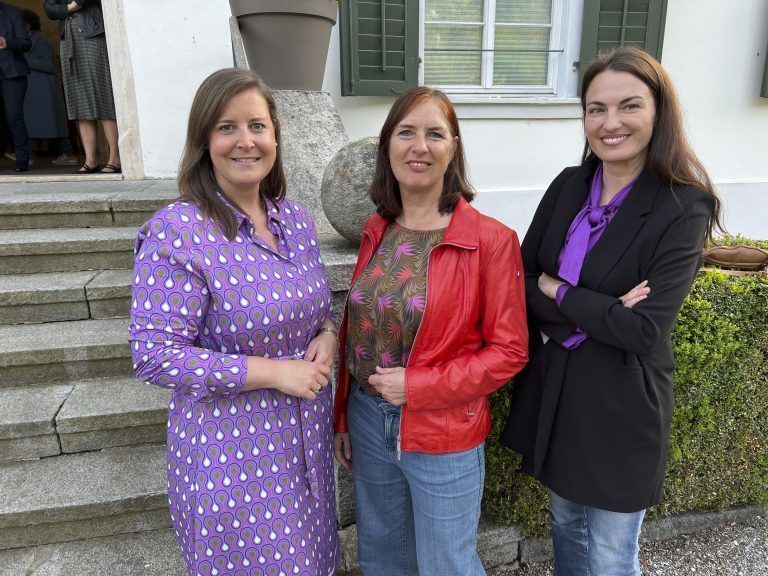 GF Verena Burtescher, Obfrau Elisabeth Tschann und Rednerin Verena Konrad