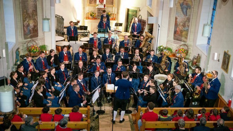 Mit konzertanten Darbietungen und einem 4-stimmigen Gesang überzeugte der Musikverein Buch in der Pfarrkirche. - © Musikverein Buch