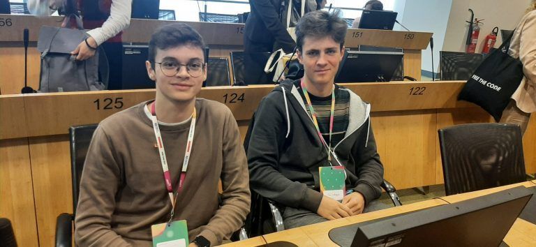 Für Manuel Mayer und Julian Sonderegger war die Reise nach Brüssel ein ganz besonderes Erlebnis. - © privat