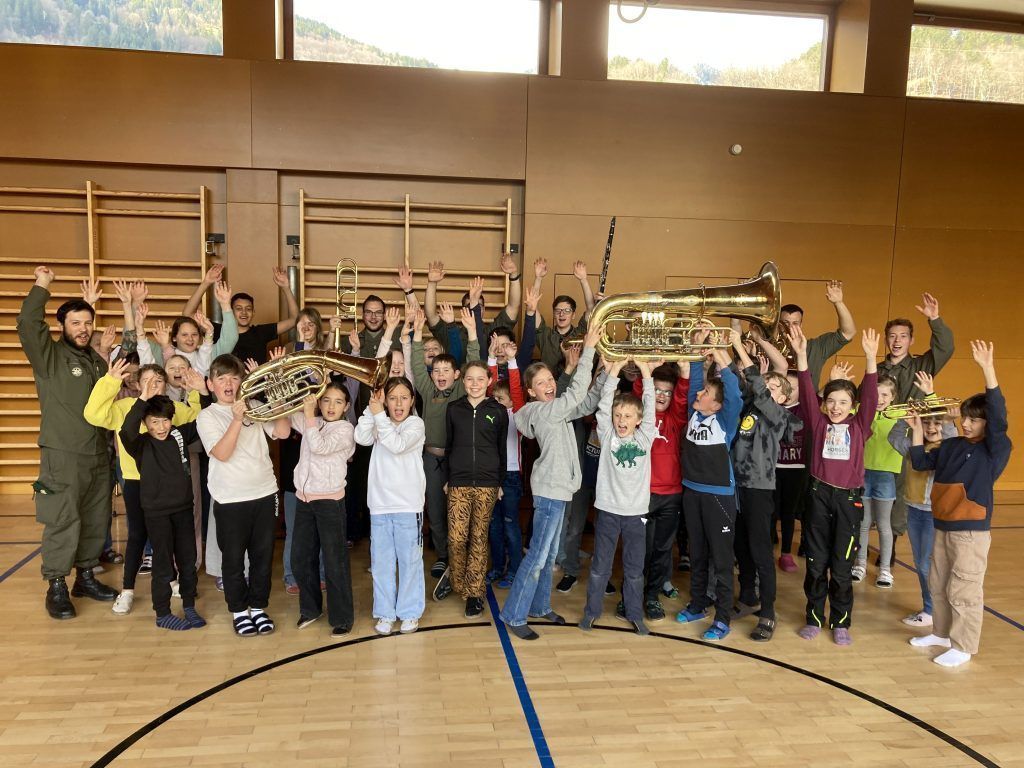 Militärmusik zu Besuch in der Volksschule