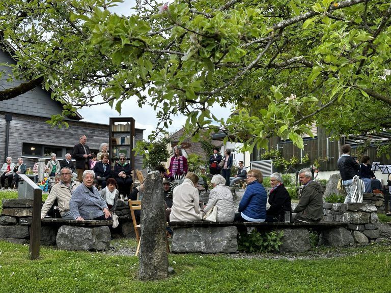 Frühschoppen und Ausstellungseröffnung im bugo-Garten