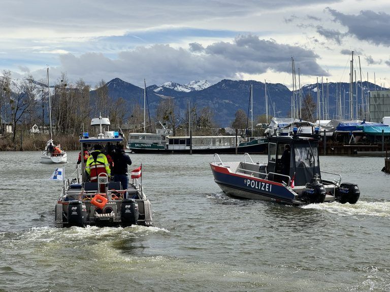 Segelboot wegen Sturm geschleppt