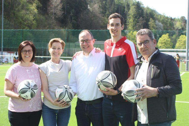 Promi-Elferschießen auf dem neuen Kunstrasenplatz Rankweil mit Rankweil Bürgermeisterin Katharina Wöß-Krall, Sport LR Martina Rüscher, Rankweil Vizebürgermeister Andreas Prenn, RW Rankweil Sportchef Elias Müller und Rankweil Sport Gemeinderat Helmut Jenny. - © VN-TK
