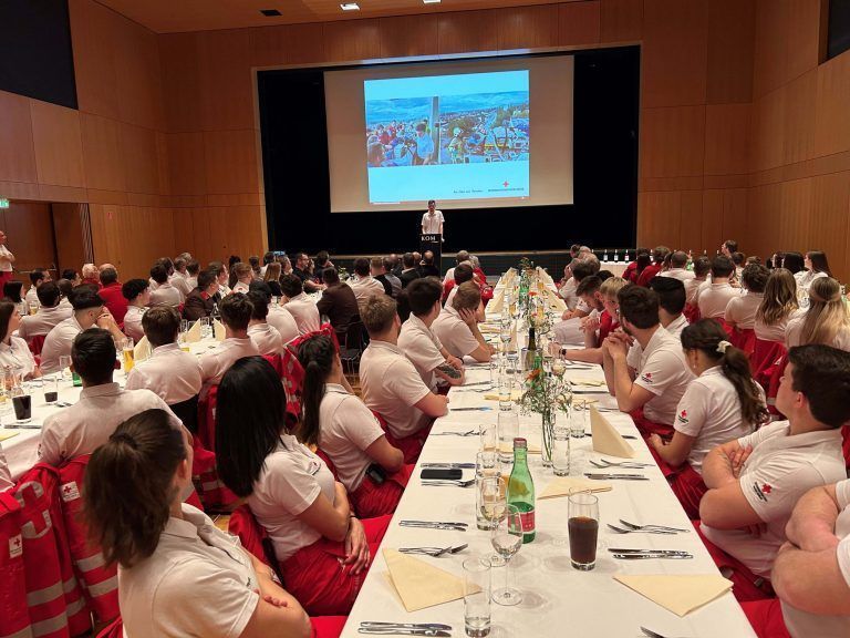 Im vollbesetzten Altacher KOM blickte die Rotkreuz-Abteilung Hohenems auf das vergangene Jahr zurück - © Michael Mäser