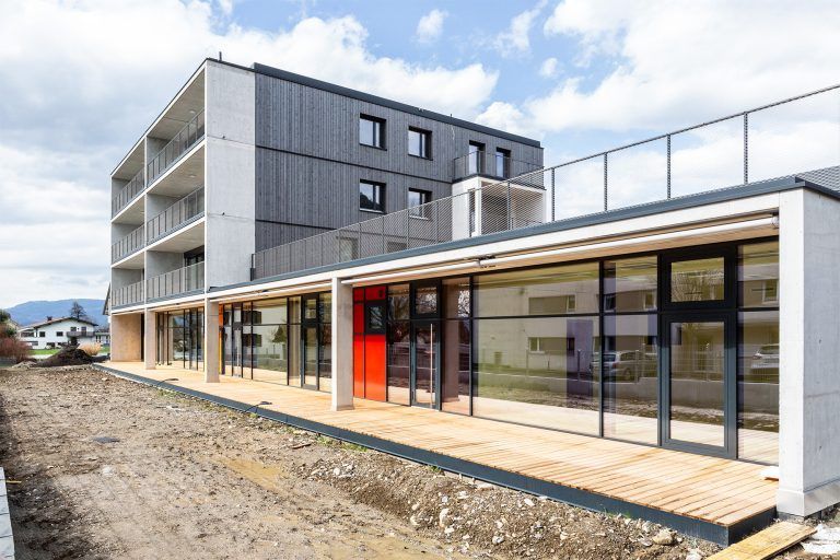 Das neue Gebäude mit Wohnungen und der Kleinkindbetreuung in der Gehrenstraße steht vor der Fertigstellung. - © Gemeinde/Fritz