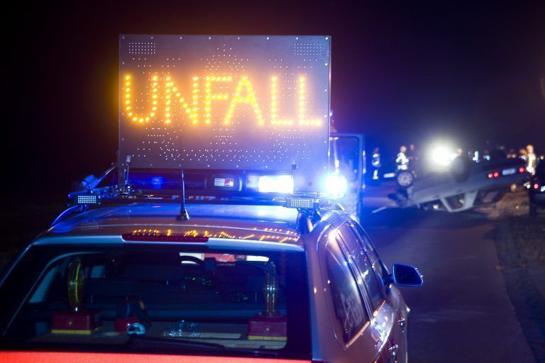 Verkehrsunfall Dornbirn Hoechsterstrasse; Symbolbild; Feature; VU; Unfall; Polizei; Notfall; Strassensperre;