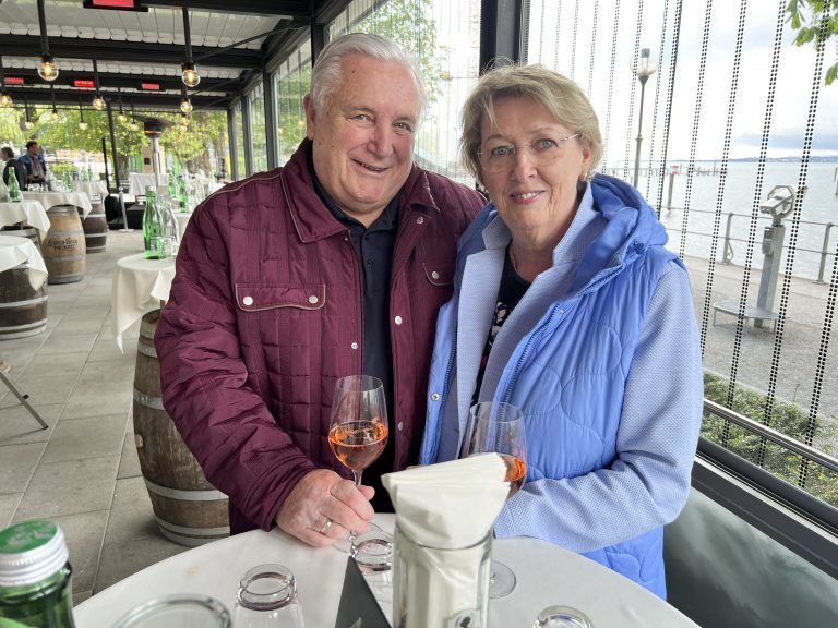 Monika und Gebi Salzmann mit dem Begrüßungsdrink