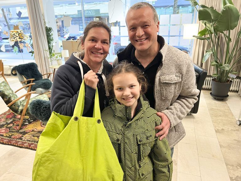 Petra, Isabella und Burkhard Rack brachten eine volle Tasche mit